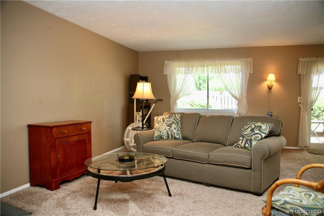 2328 Hillendale Drive Rochester, MI 48309 - Photo 2 of 15 fullsizeoutput_33.jpeg