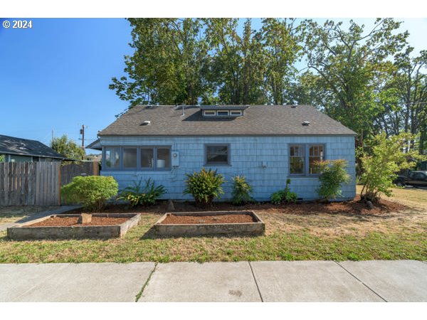 647 5th Street Springfield, OR 97477 - Photo 36 of 40 a front view of a house with a garden