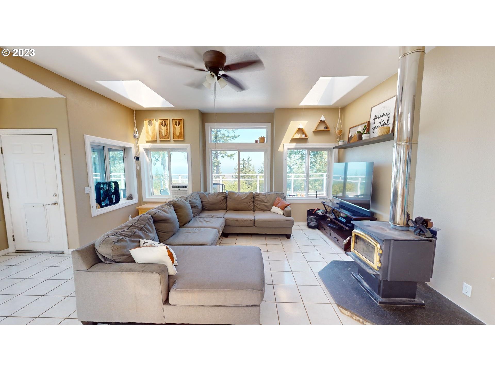 29281 North Grizzly Road Gold Beach, OR 97444 - Photo 12 of 48 Living Room