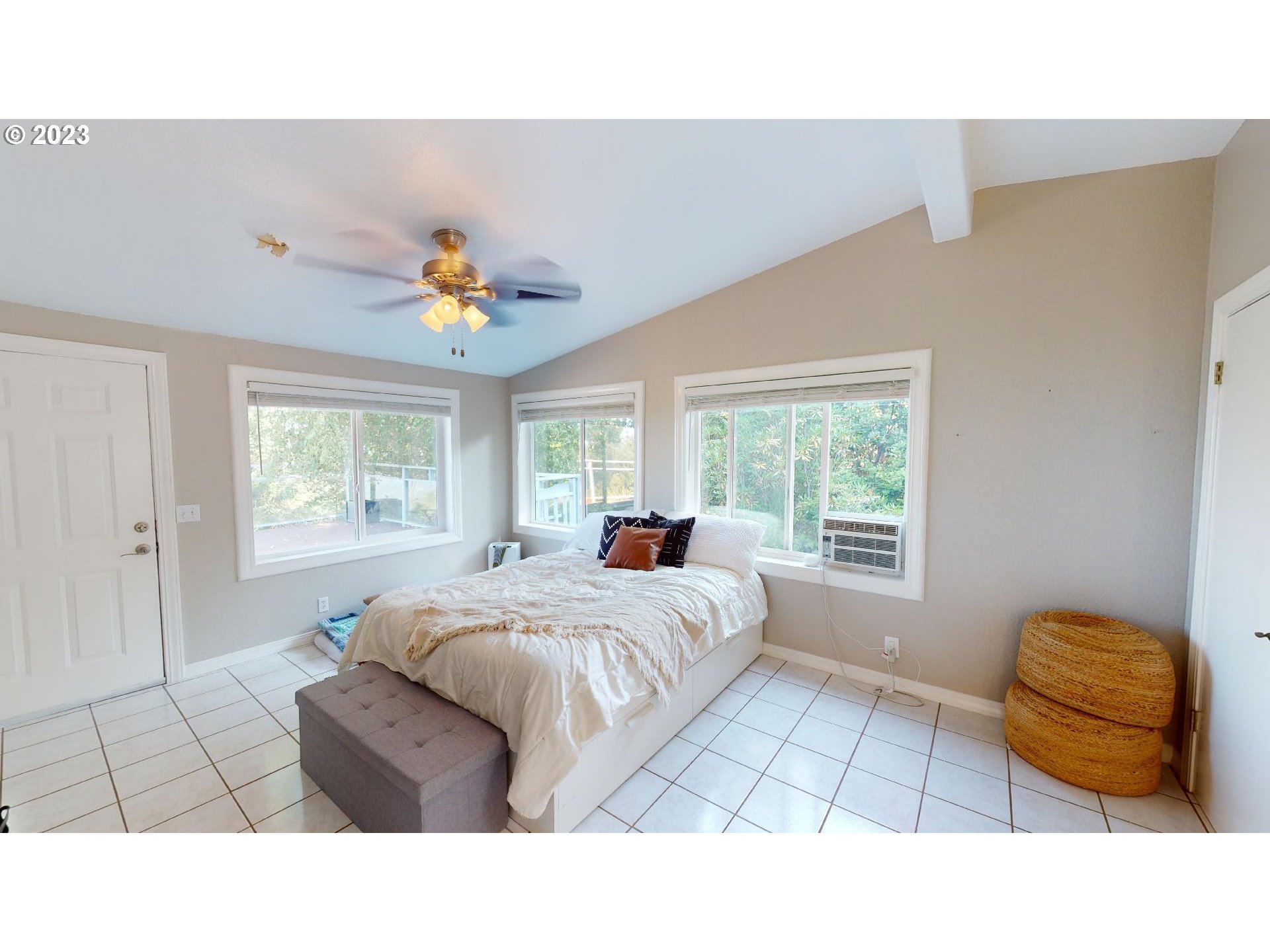 29281 North Grizzly Road Gold Beach, OR 97444 - Photo 18 of 48 Owner's Suite Bedroom