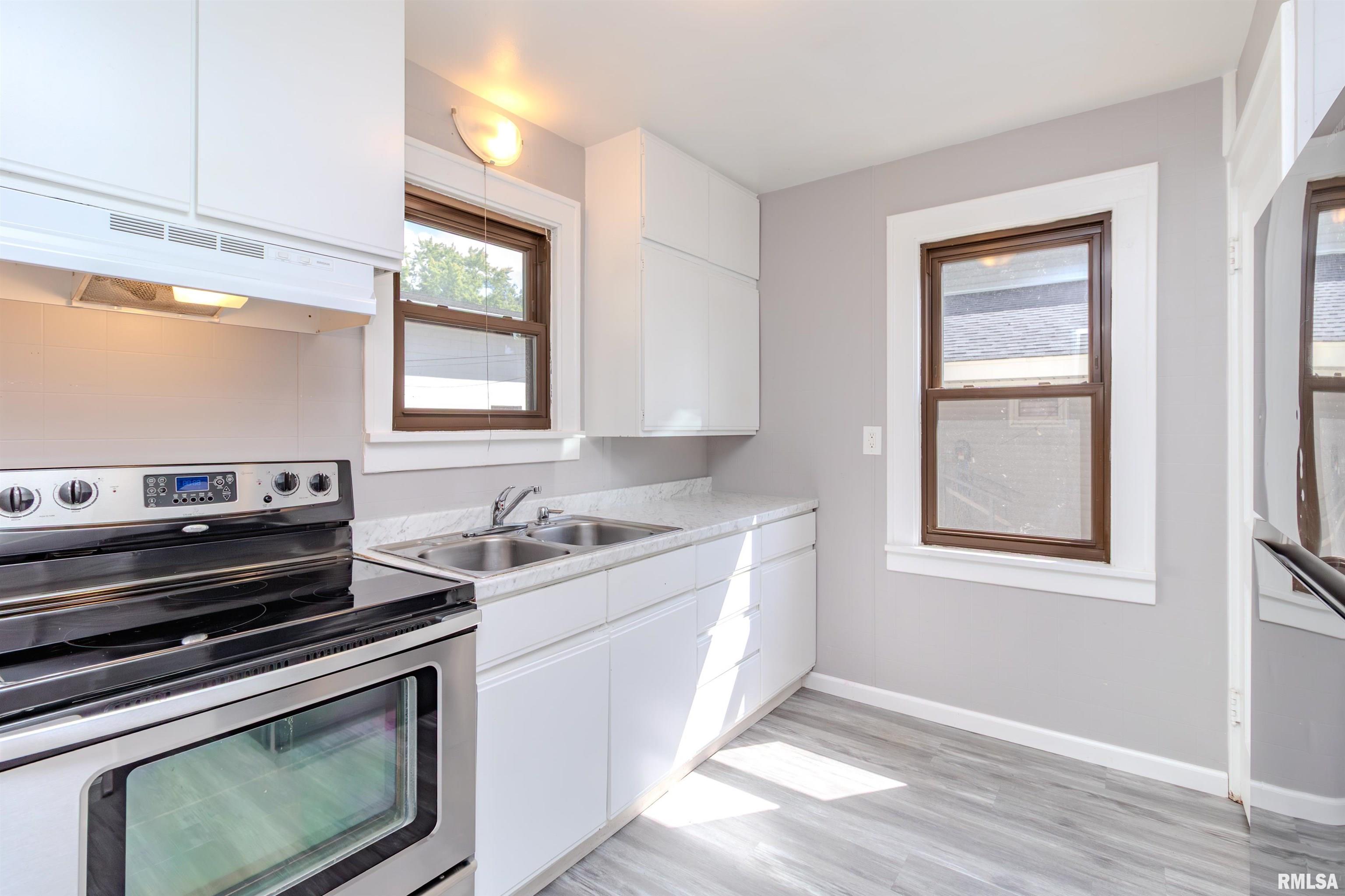 329 Willow Street Pekin, IL 61554 - Photo 2 of 40