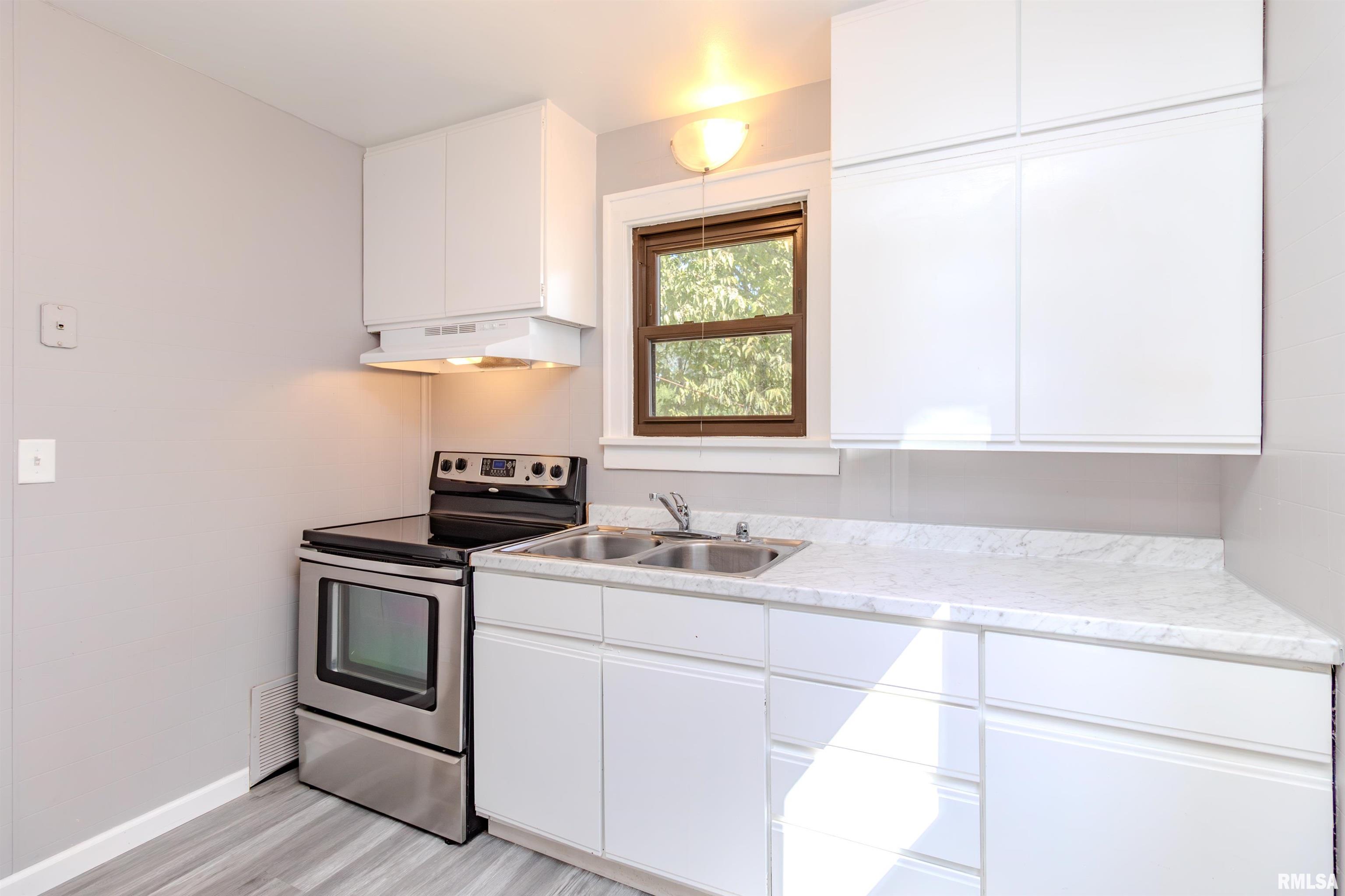 329 Willow Street Pekin, IL 61554 - Photo 4 of 40