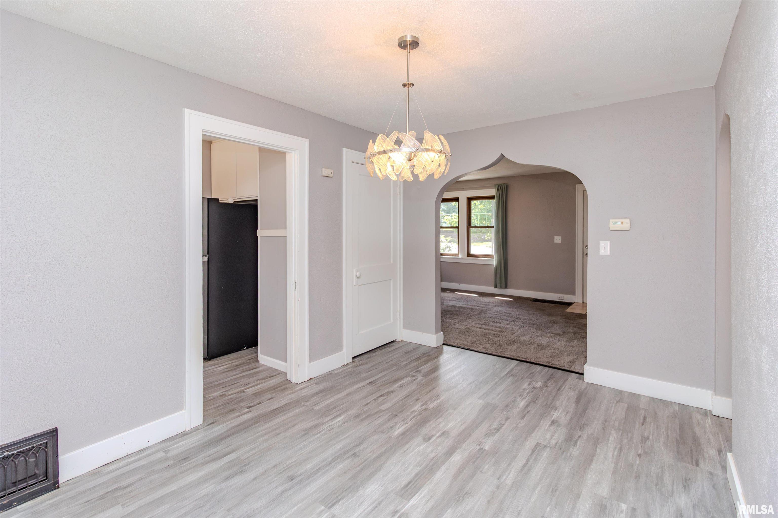 329 Willow Street Pekin, IL 61554 - Photo 7 of 40