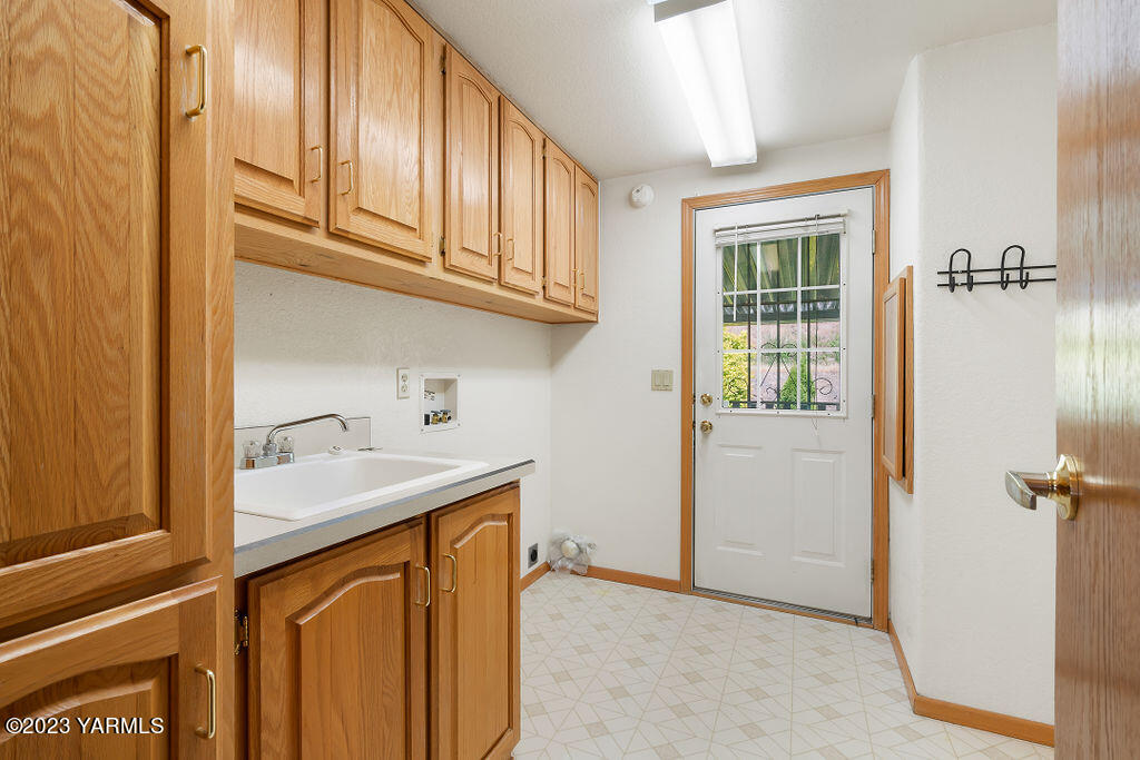 3701 Gun Club Road, Unit 125 Yakima, WA 98901 - Photo 18 of 29 a bathroom with a sink a vanity and a mirror