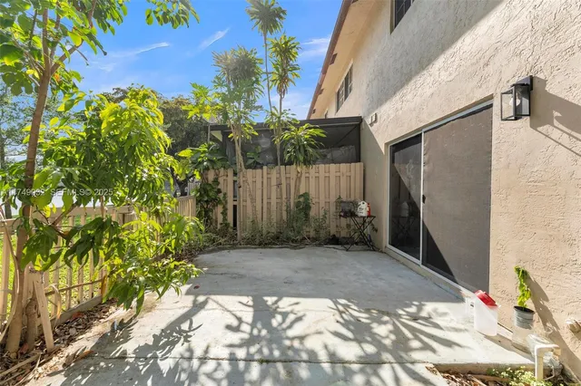 a view of a backyard