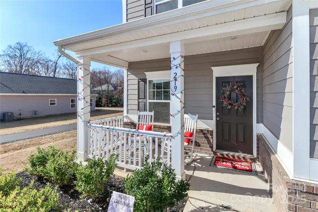 a small garden with flowers in front of it
