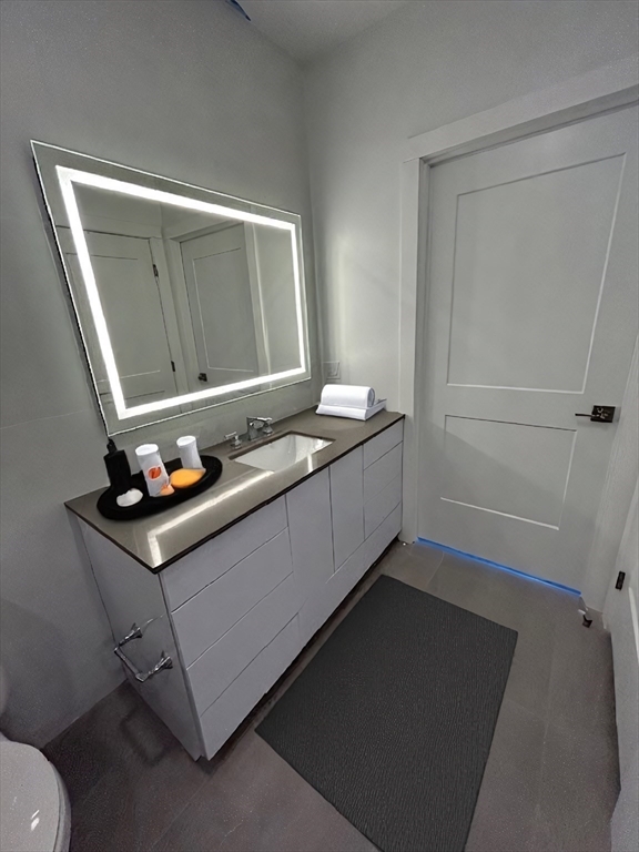 148 Old Post Road, Unit 216 Sharon, MA 02067 - Photo 11 of 20 a living room with a table and a window