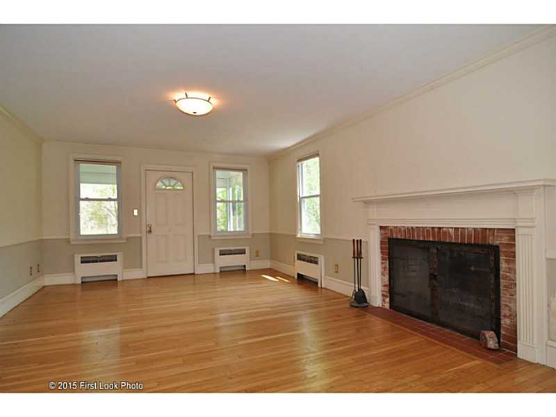 225 Middle Road East Greenwich, RI 02818 - Photo 6 of 25 Living Room.