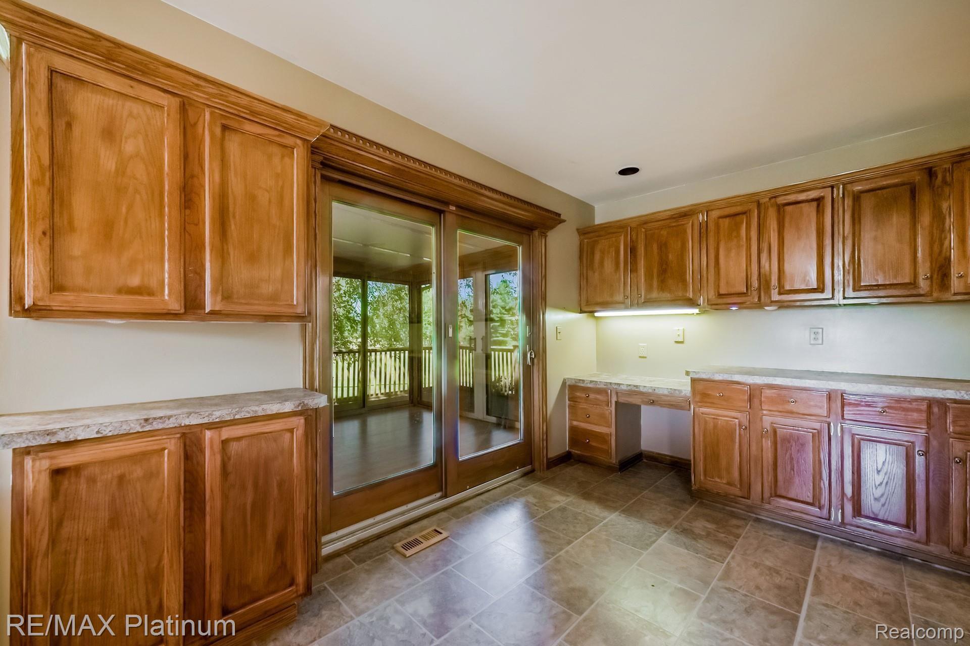 9262 Townley Road Fenton, MI 48430 - Photo 17 of 65 016-photo-kitchen-8522358.jpg