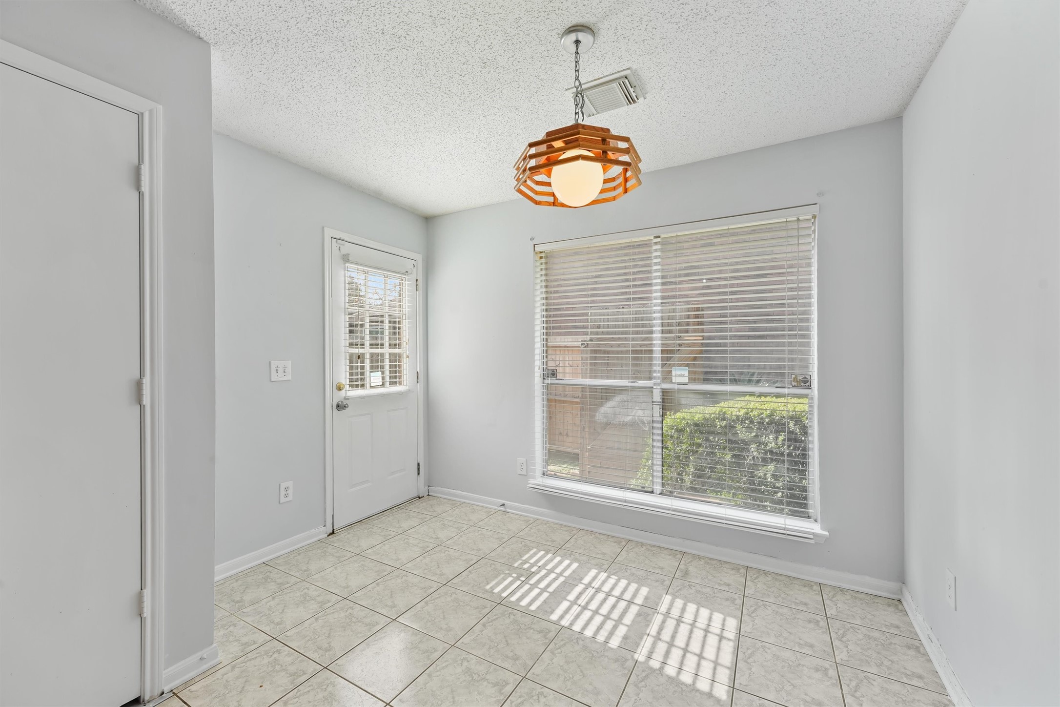 1731 Ridgebriar Drive Houston, TX 77014 - Photo 11 of 22 Breakfast Area