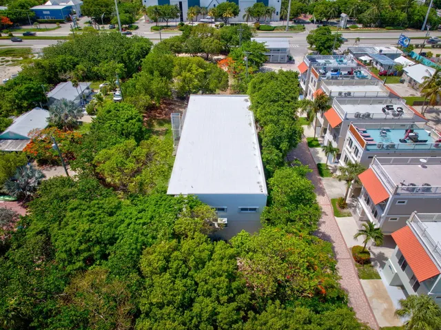 a picture of a very nice looking hallway