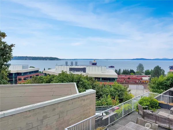 $515,000 | 521 5th Avenue West, Unit 201, Seattle, WA 98119