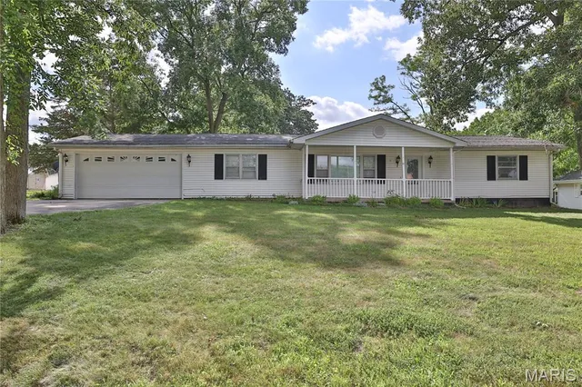 $130,000 | 17 Hilltop Drive, Hillsboro, IL 62049