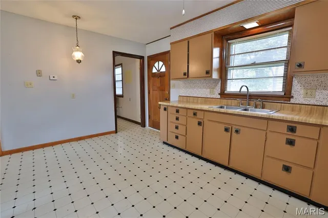 $130,000 | 17 Hilltop Drive, Hillsboro, IL 62049