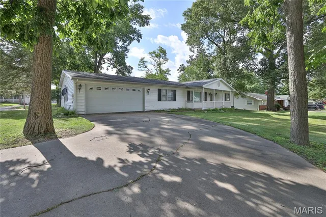 $130,000 | 17 Hilltop Drive, Hillsboro, IL 62049