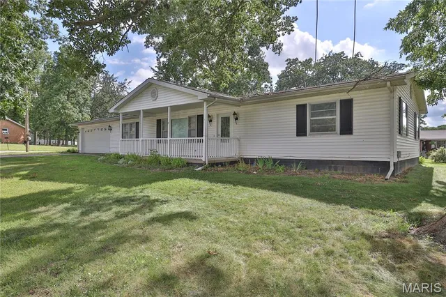 $130,000 | 17 Hilltop Drive, Hillsboro, IL 62049