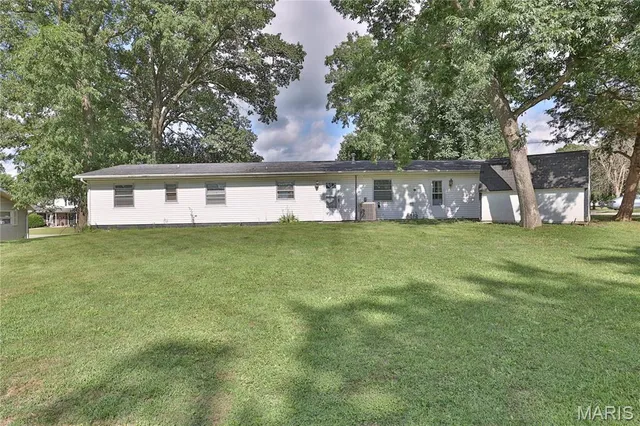 $130,000 | 17 Hilltop Drive, Hillsboro, IL 62049