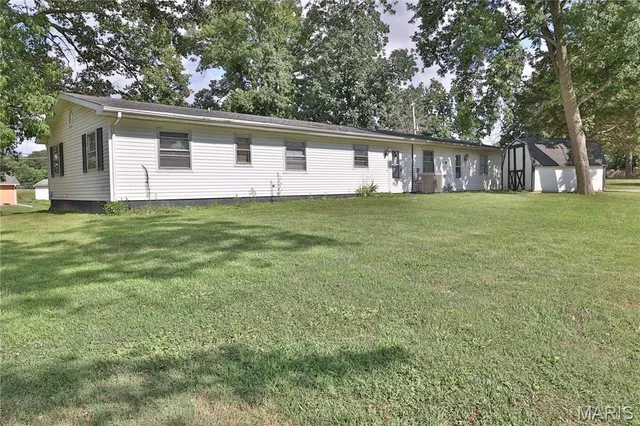 $130,000 | 17 Hilltop Drive, Hillsboro, IL 62049