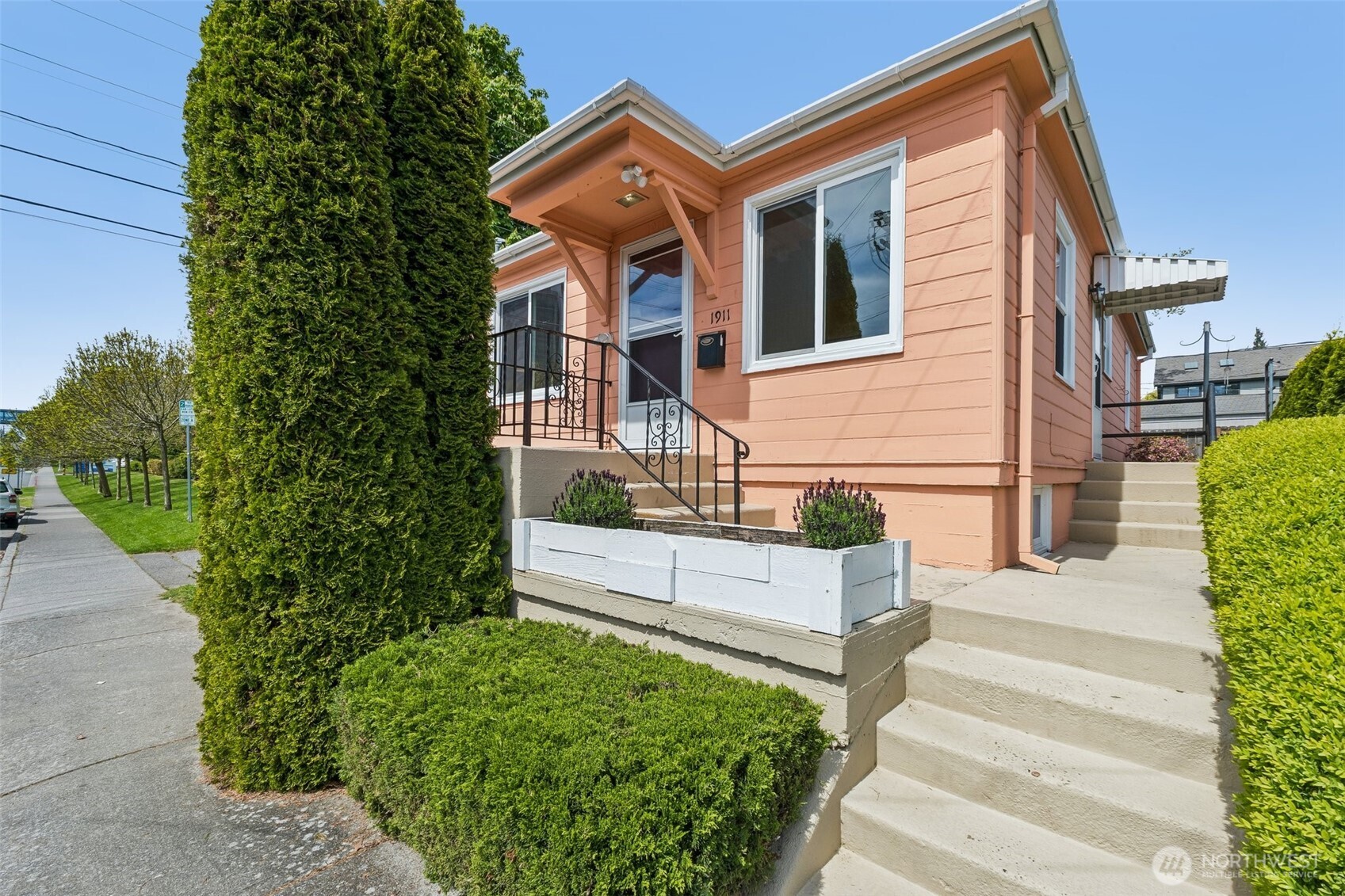 1911 13th Street Everett, WA 98201 - Photo 2 of 31