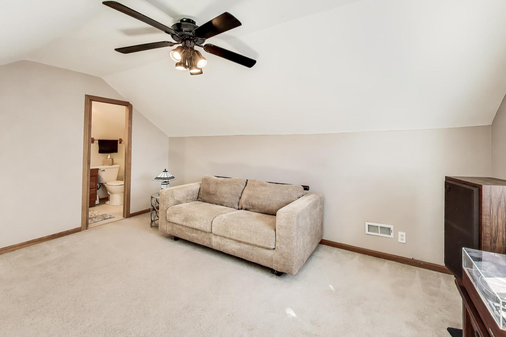 37464 North Terrace Lane Spring Grove, IL 60081 - Photo 20 of 40 a living room with furniture and a ceiling fan