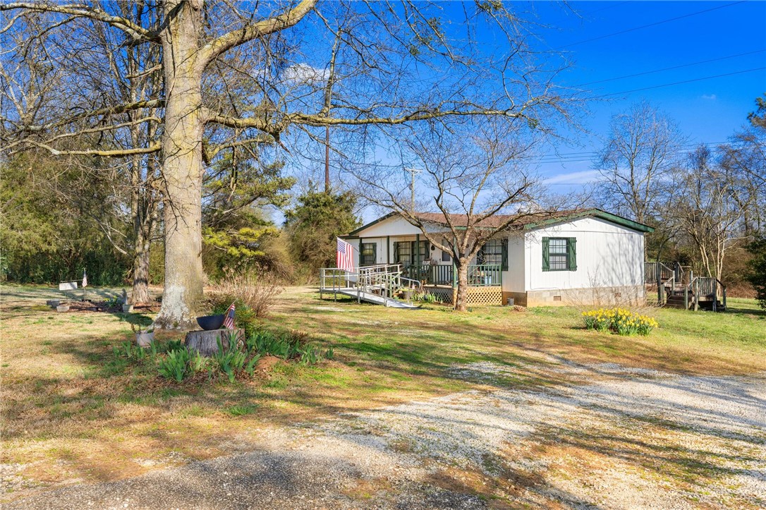 389 Snow Creek Road Seneca, SC 29678 - Photo 2 of 17