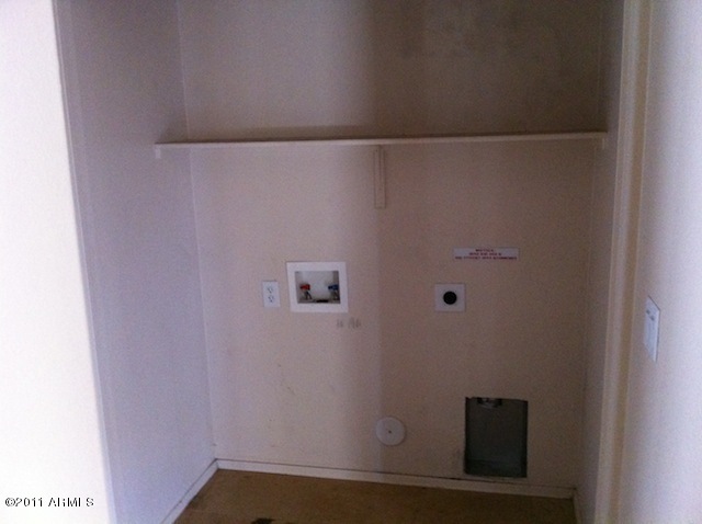 2625 East Pecan Road Phoenix, AZ 85040 - Photo 23 of 27 C:\fakepath\023-271272 - Laundry Area