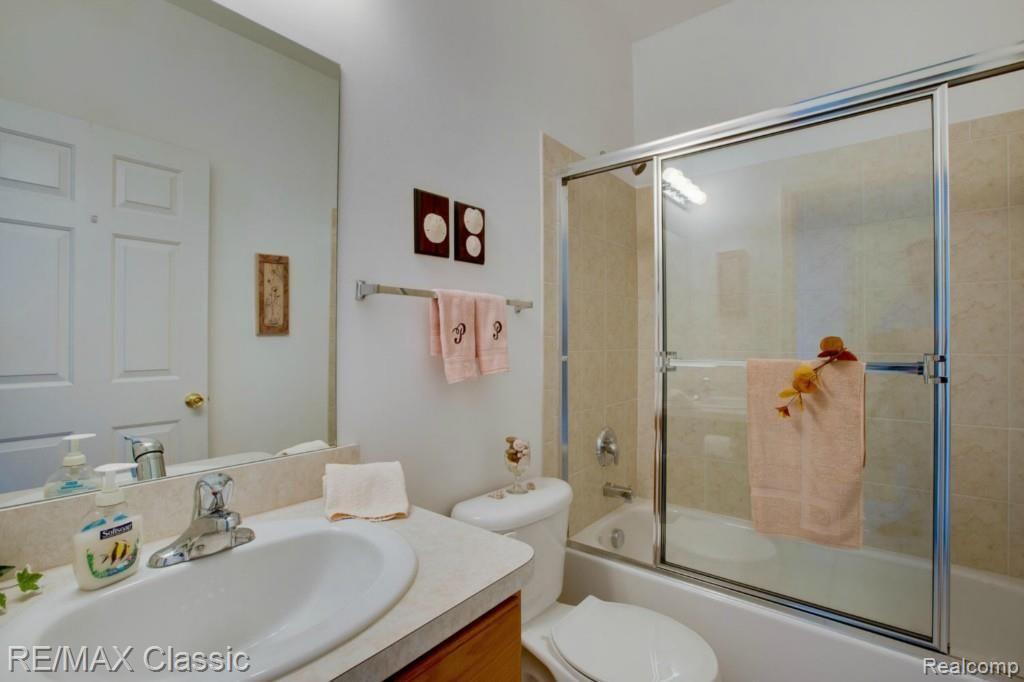 4064 Bridgeview Lane, Unit 67 Canton, MI 48188 - Photo 18 of 23 Main Floor Full Bath