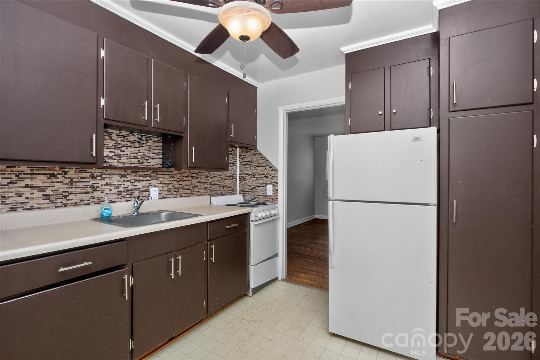 517 Grandin Road Charlotte, NC 28208 - Photo 3 of 33