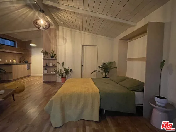 $13,000 | 2417 Walgrove Avenue, Los Angeles, CA 90066