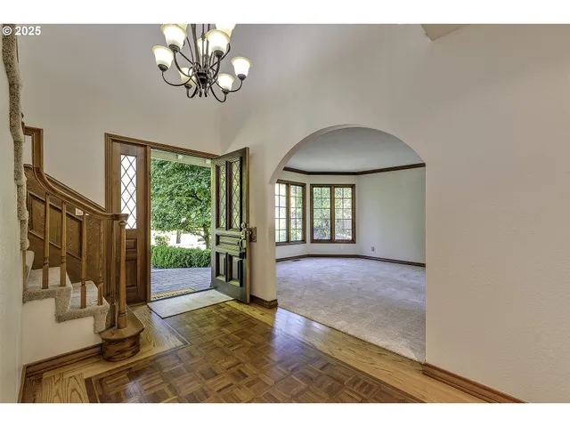 a view of livingroom with furniture