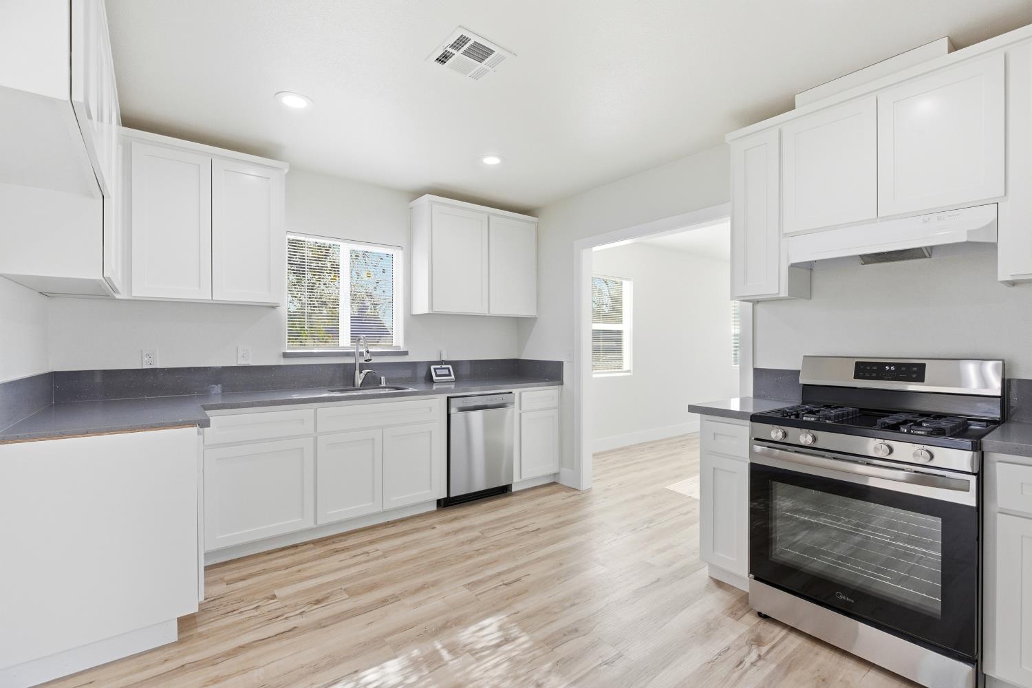 821 Sutter Avenue Modesto, CA 95351 - Photo 12 of 26