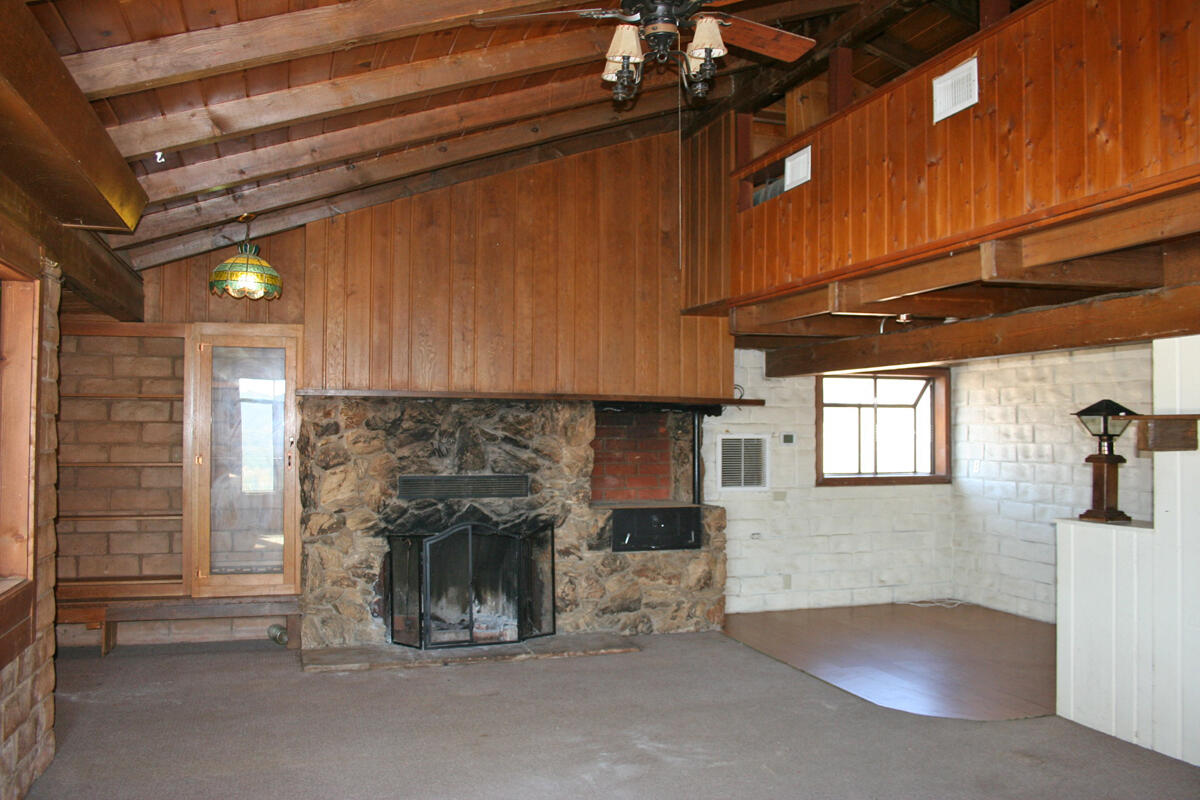 15040 Hawk Drive Lake Elizabeth, CA 93532 - Photo 12 of 27 Living room