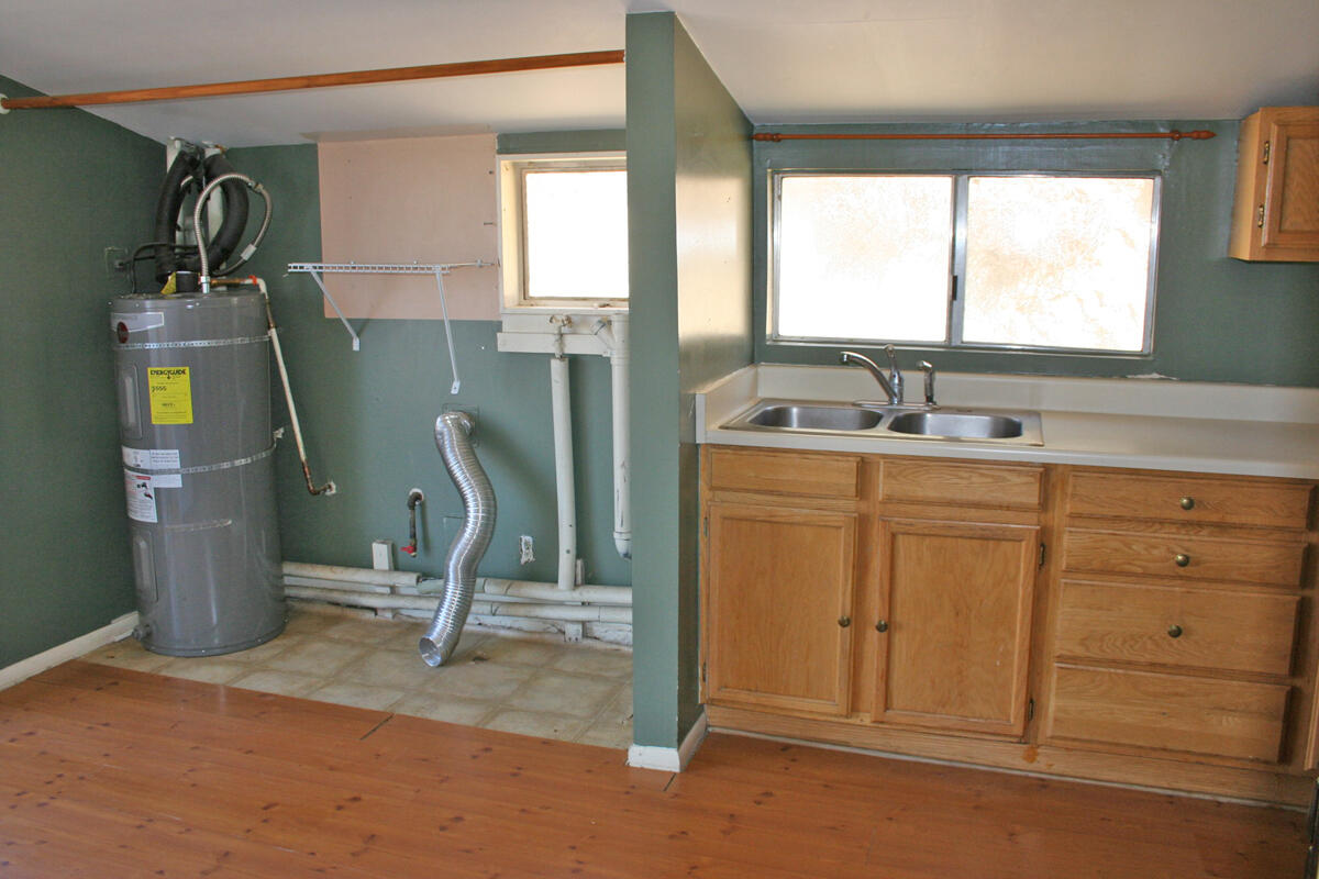 15040 Hawk Drive Lake Elizabeth, CA 93532 - Photo 22 of 27 laundry kit