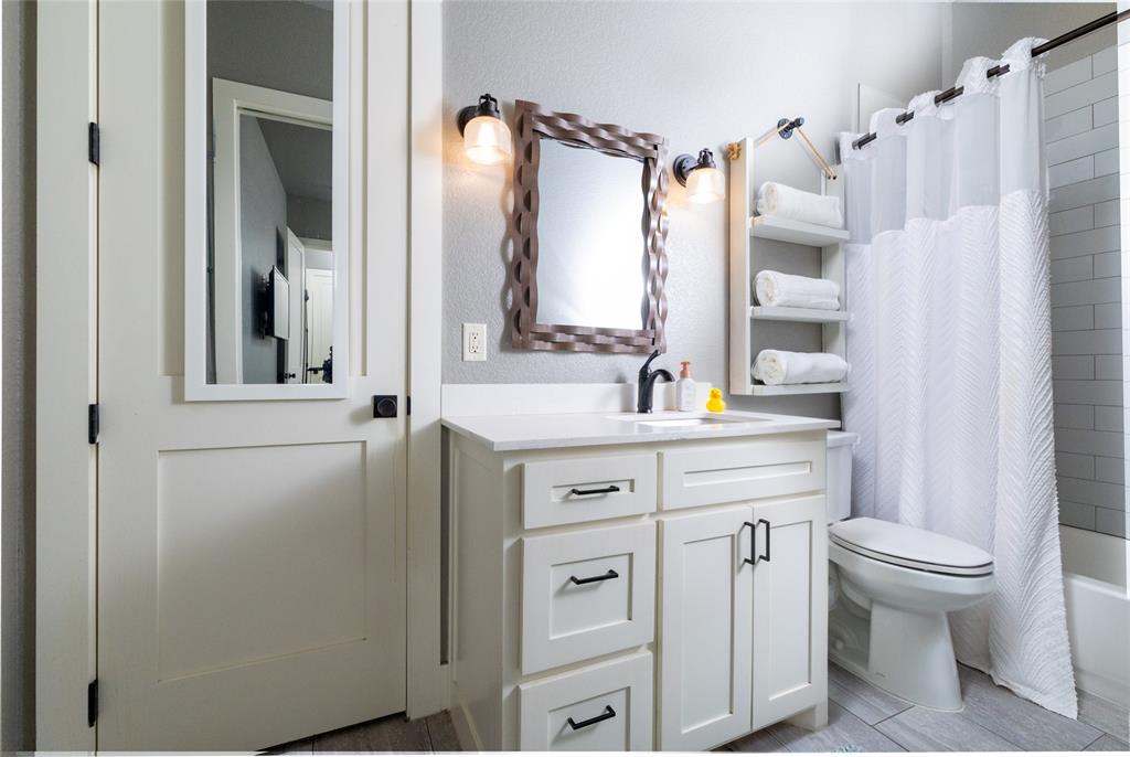 338 County Road 4223 Decatur, TX 76234 - Photo 28 of 37 Ensuite Bath serves Bedroom 2 of 4 and is located downstairs.