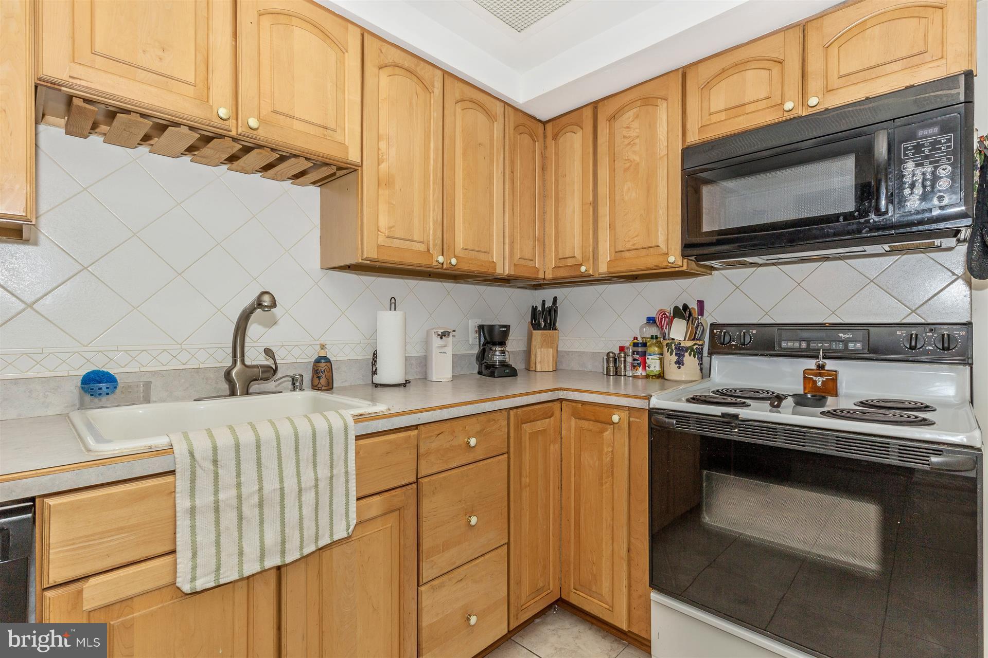 213 North Cottage Road Sterling, VA 20164 - Photo 6 of 14 Kitchen