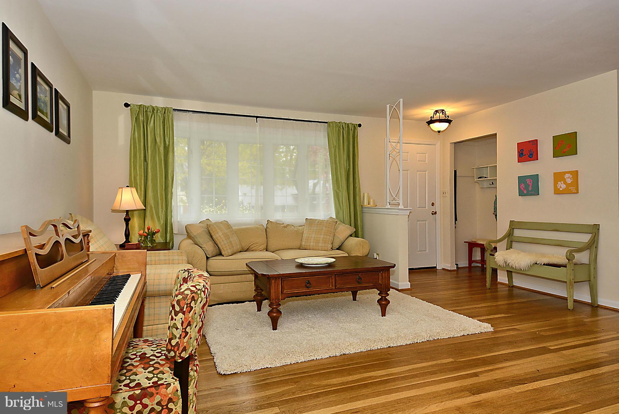 2611 Loma Street Silver Spring, MD 20902 - Photo 8 of 30 Living Room
