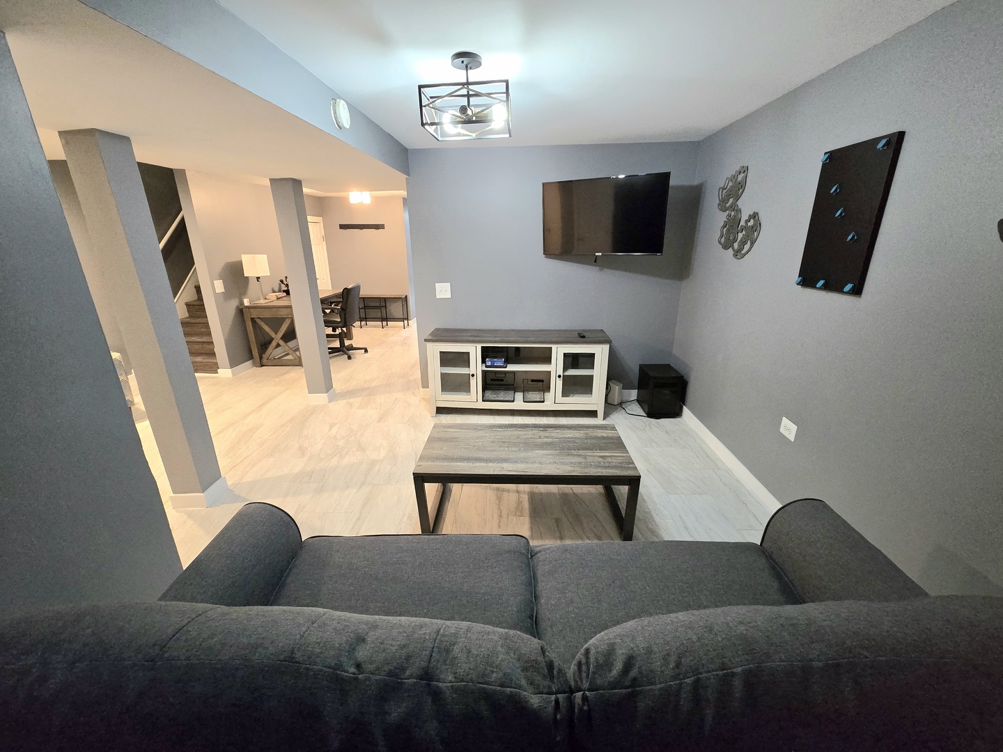 6137 South Kimbark Avenue, Unit B Chicago, IL 60637 - Photo 5 of 20 a living room with couches and a flat screen tv