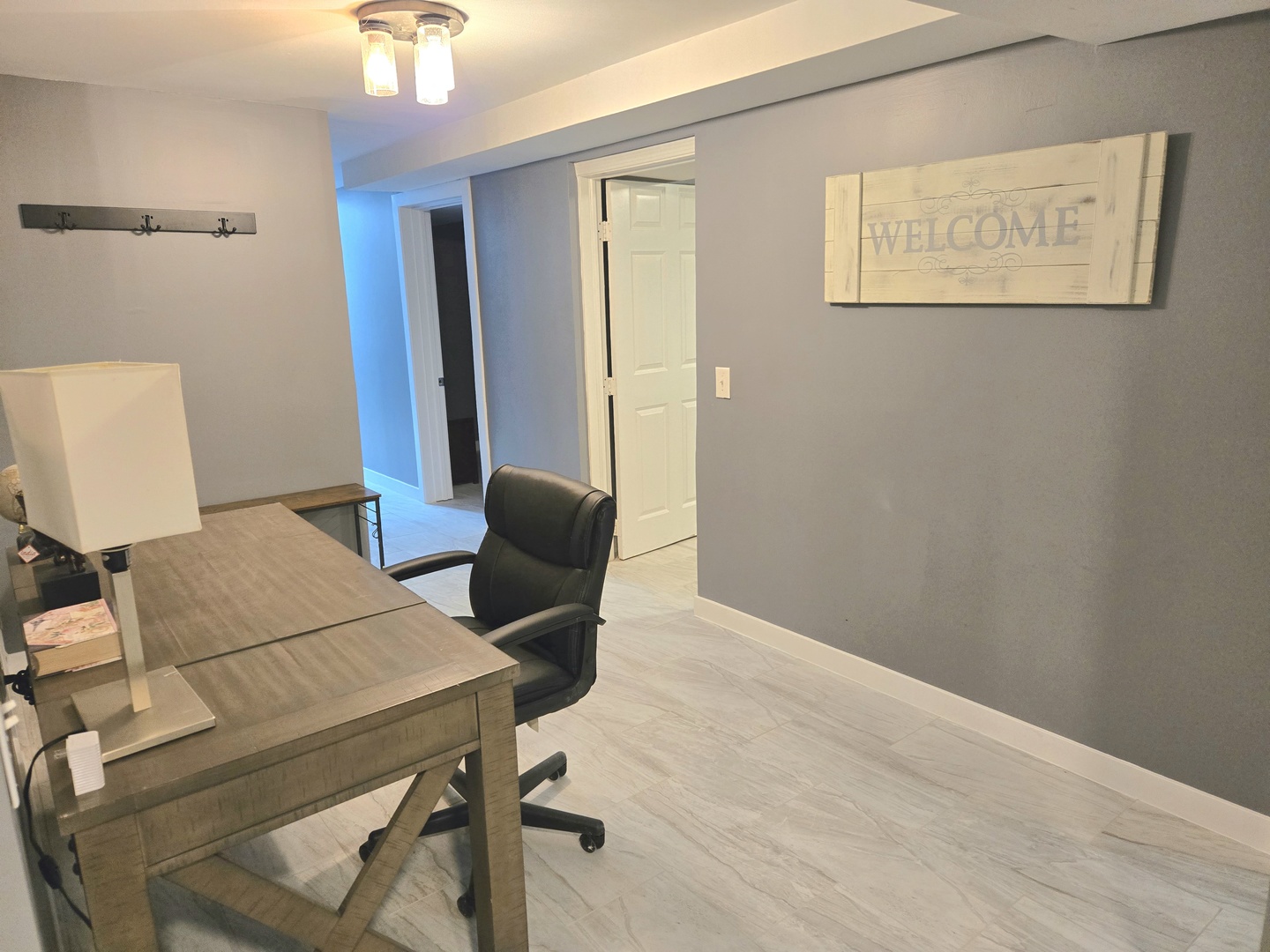 6137 South Kimbark Avenue, Unit B Chicago, IL 60637 - Photo 8 of 20 a workspace with furniture and bathroom