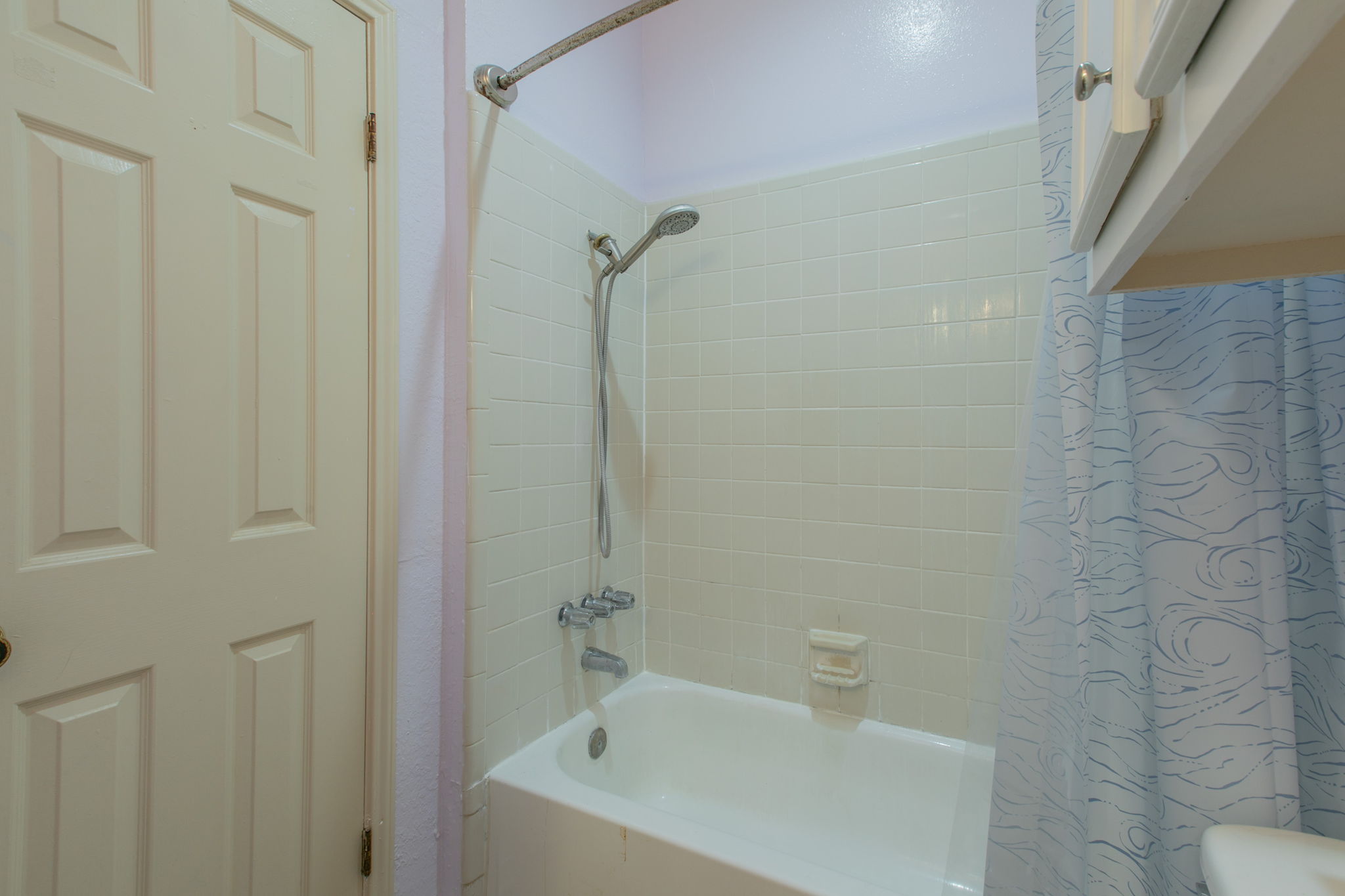 1005 North LBJ Drive, Unit B2 San Marcos, TX 78666 - Photo 13 of 19 a bathroom with a bathtub