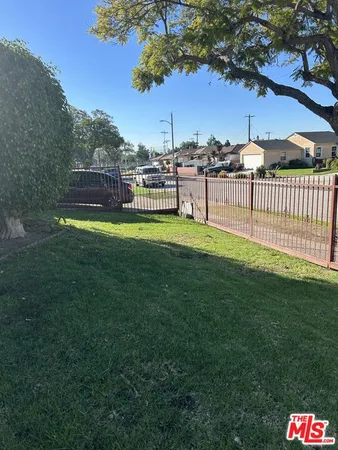 a view of a back yard