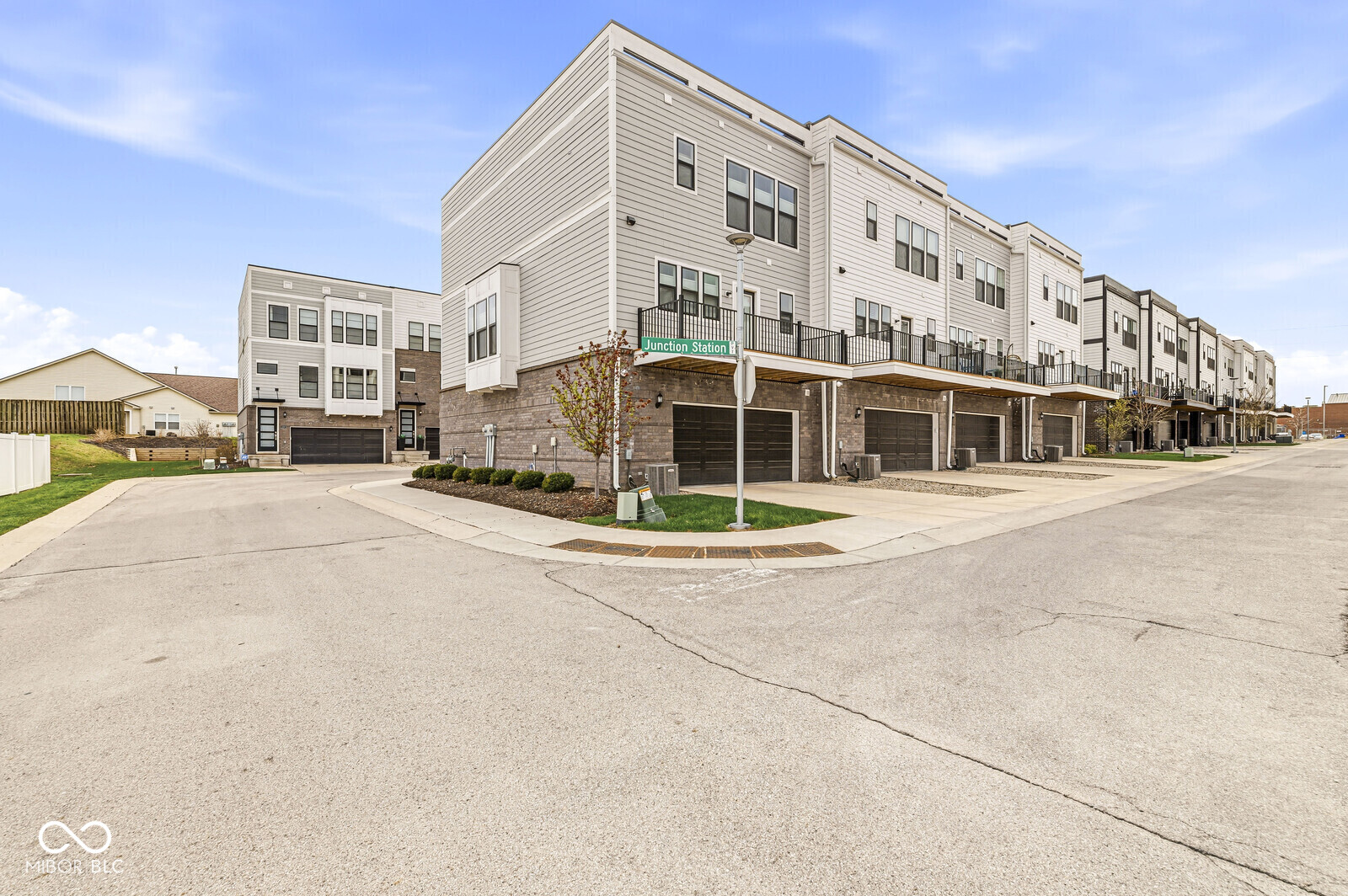 9754 Junction Station Fishers, IN 46037 - Photo 5 of 36