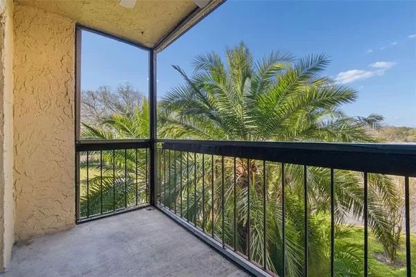 a view of entryway with bathroom