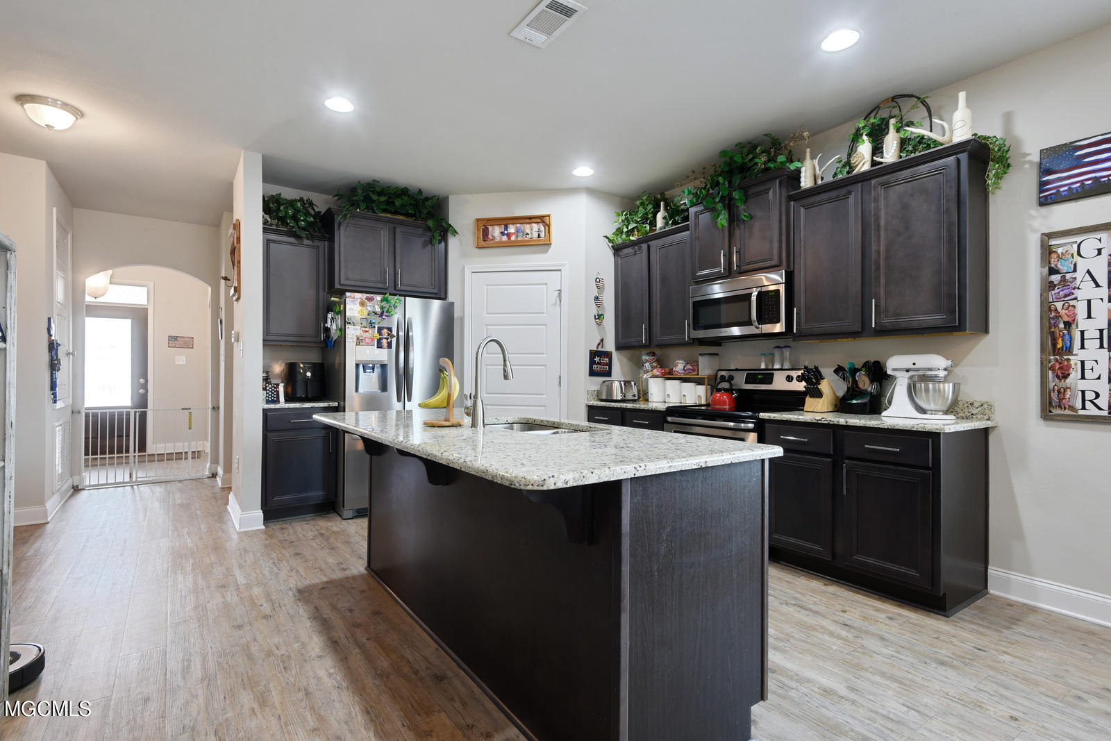 10210 Hutter Road Gulfport, MS 39503 - Photo 5 of 22 005_1600x1067_mls_1600x1067