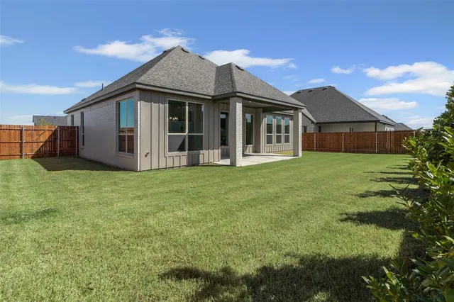 a view of a house with yard and porch