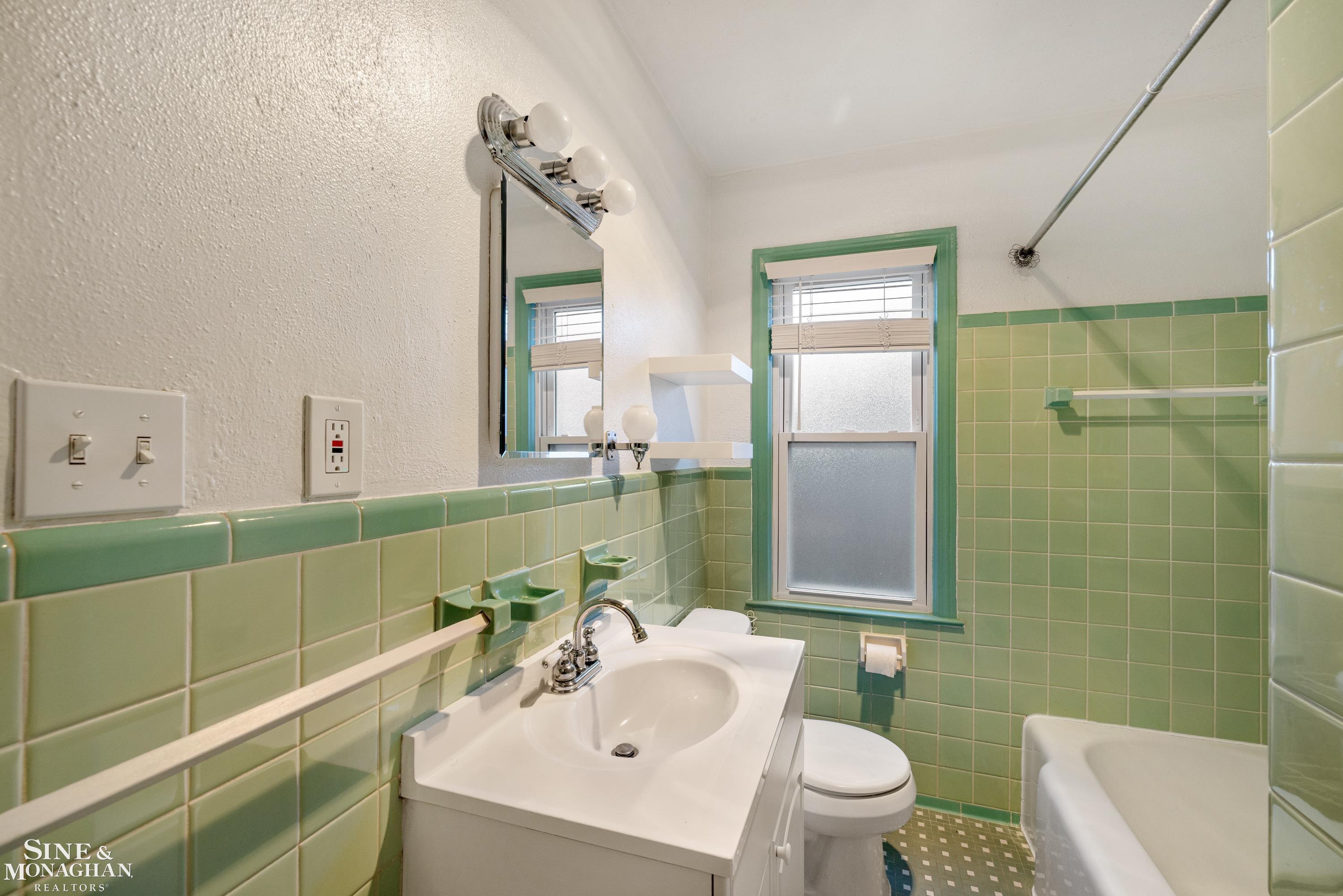 2073 Hampton Road Grosse Pointe Woods, MI 48236 - Photo 16 of 39