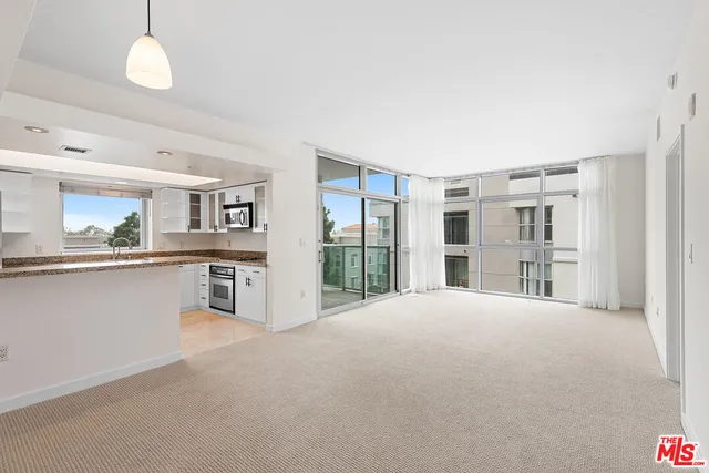 $4,250 | 13700 Marina Pointe Drive, Unit 517, Marina del Rey, CA 90292