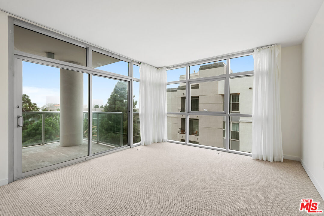 13700 Marina Pointe Drive, Unit 517 Marina del Rey, CA 90292 - Photo 6 of 54 a view of empty room with floor to ceiling window and floor