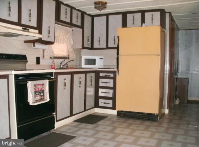133 Trailway Road Middle River, MD 21220 - Photo 5 of 17 Plenty of Cabinet Storage for Eat-In-Kitchen