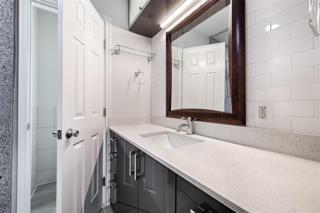 869 Peavy Road Dallas, TX 75218 - Photo 11 of 31