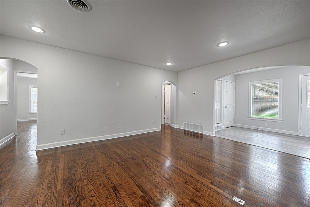 869 Peavy Road Dallas, TX 75218 - Photo 5 of 31